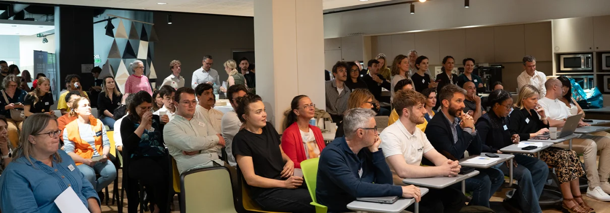 Un public attentif composé de participants et de partenaires lors d'une présentation Breizhacking for Good.