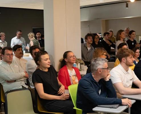Un public attentif composé de participants et de partenaires lors d'une présentation Breizhacking for Good.