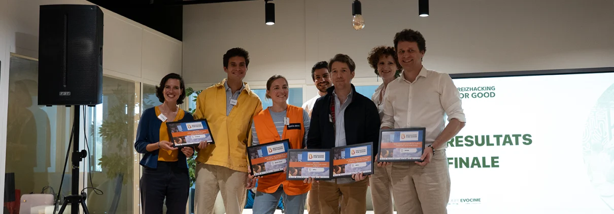 Les équipes de startups lauréates présentant fièrement leurs prix lors de la finale Breizhacking for Good.