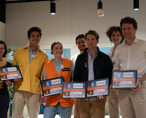Les équipes de startups lauréates présentant fièrement leurs prix lors de la finale Breizhacking for Good.